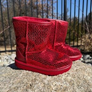 UGG Classic II Kids Short Boots Red Heart Print Shearling Lined Slip On Size 11
